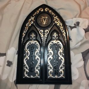 🔥Kat Von D limited edition Saint & Sinner palette